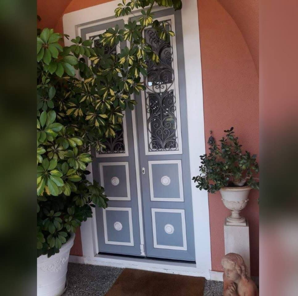 Παραδοσιακό σχέδιο και μεταλλικές λεπτομέρειες